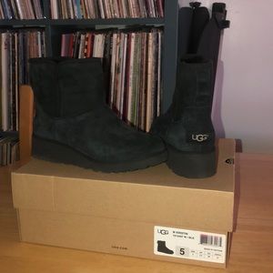 Ugh Women’s Kristin Black boots in a Size 5